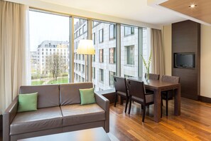 Sengetøy av topp kvalitet, senger med overmadrass og minibar