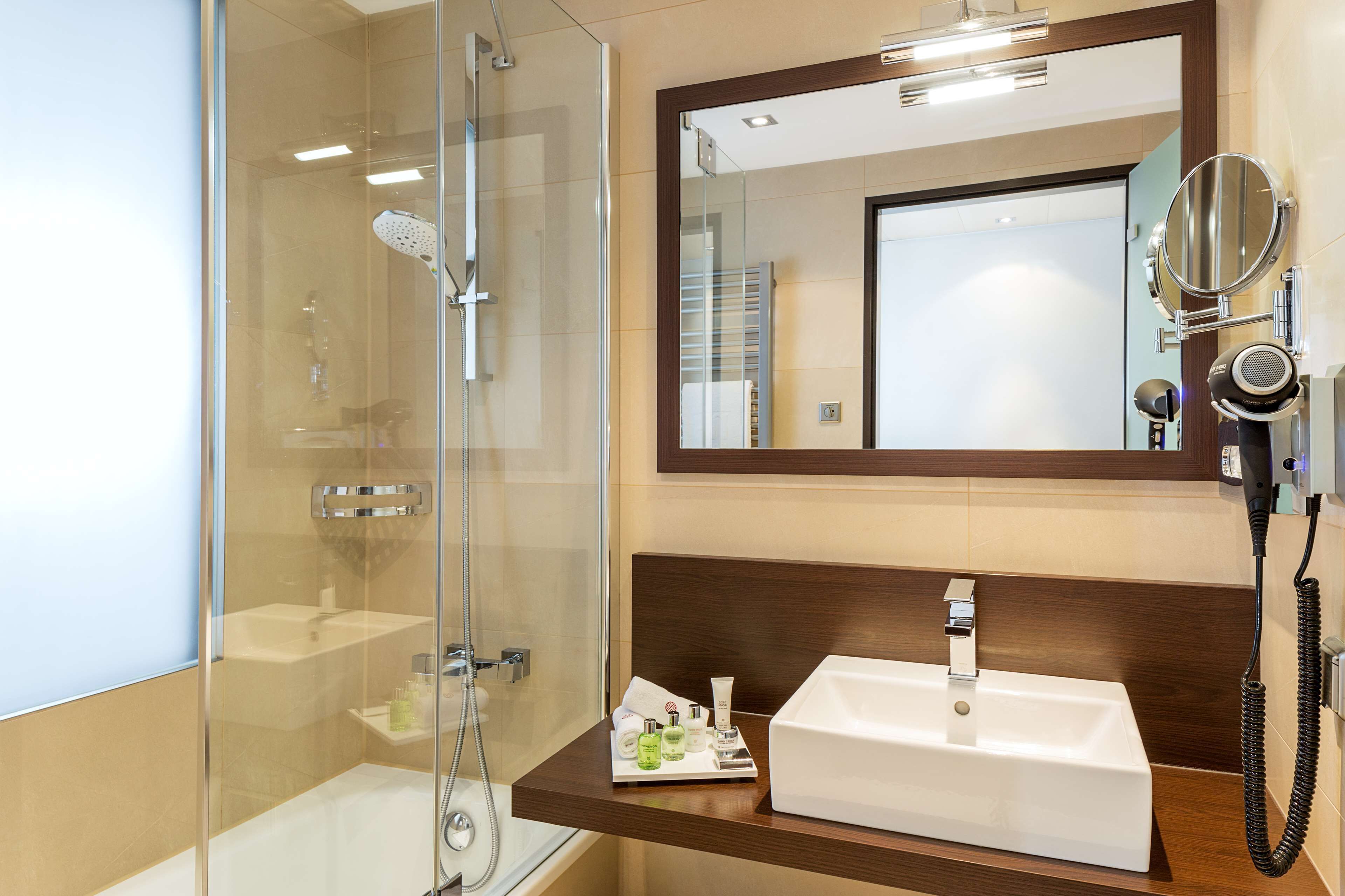 combined shower/bathtub, deep-soaking bathtub, eco-friendly toiletries