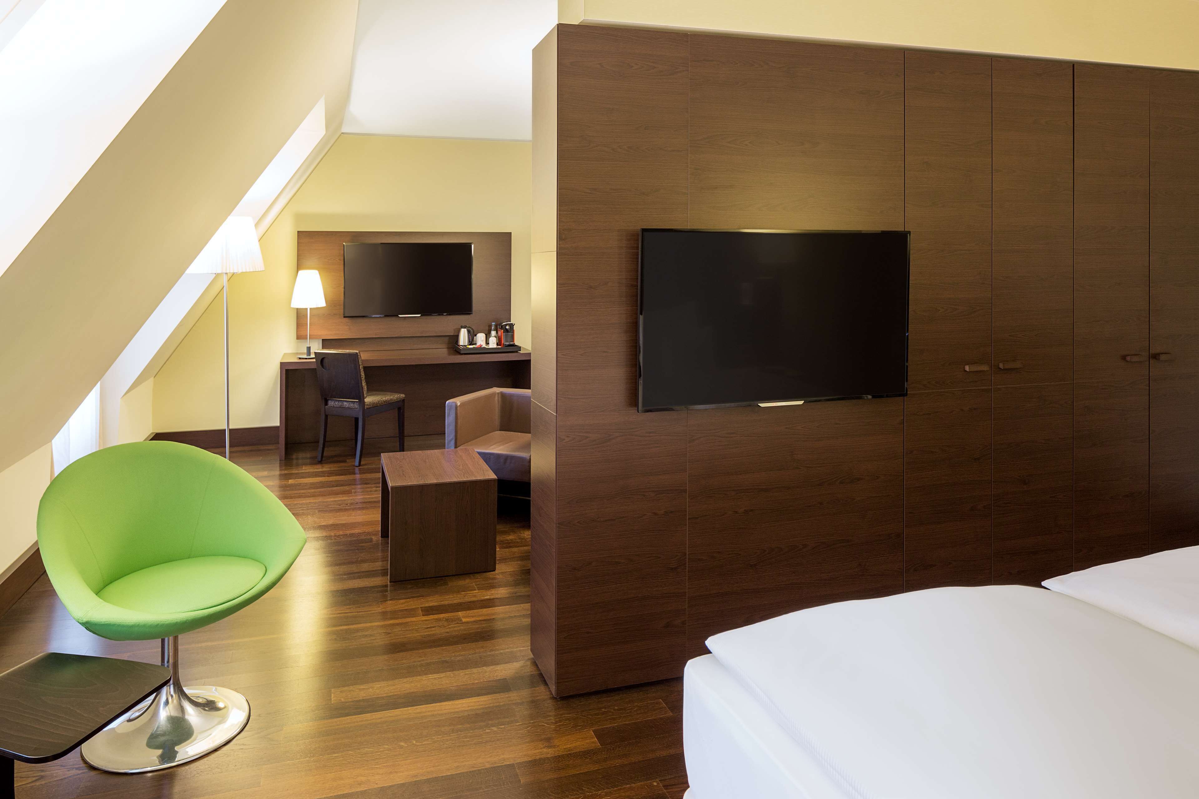 premium bedding, pillow-top beds, minibar, in-room safe