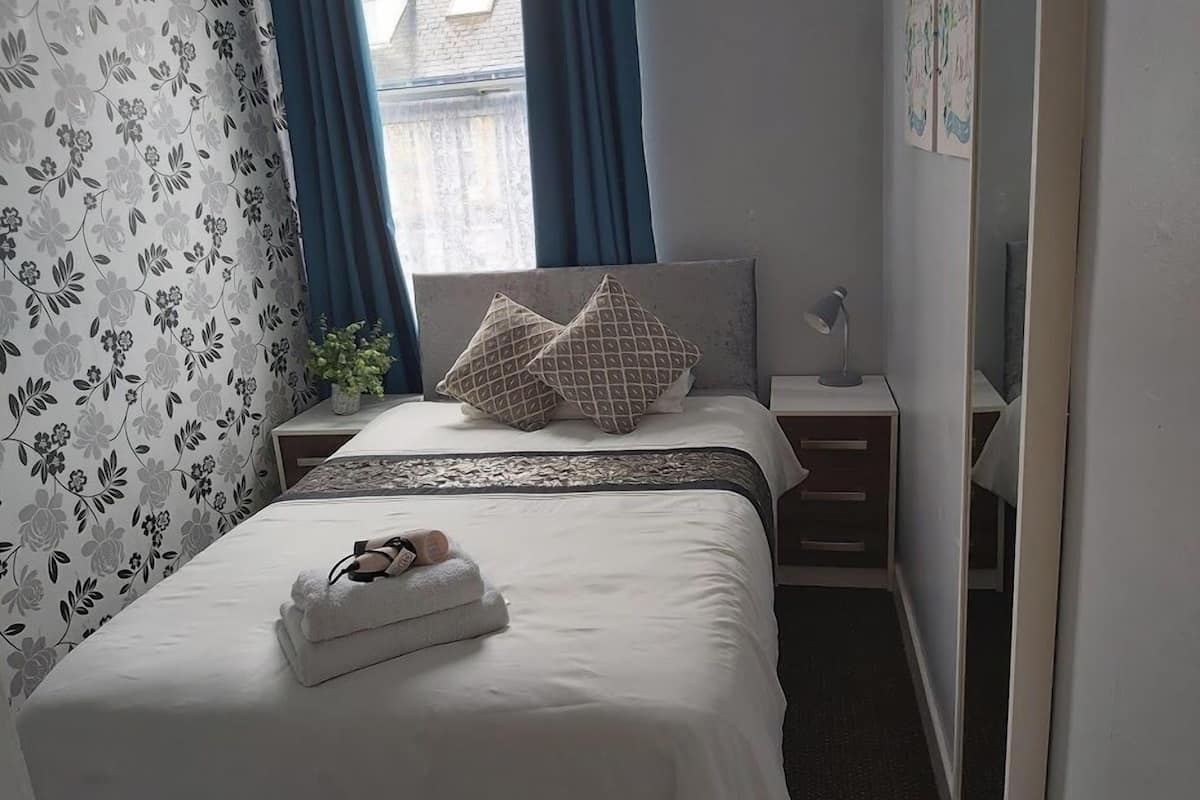 economy double room single use | individually decorated, individually furnished, iron/ironing board