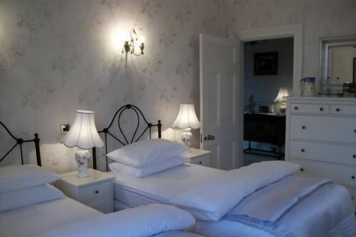 Chambre avec lits jumeaux, salle de bains attenante