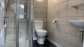 Szoba kétszemélyes ággyal, fürdőszobával | Fürdőszoba | Ingyenes piperecikkek, hajszárító, törölközők és szappan