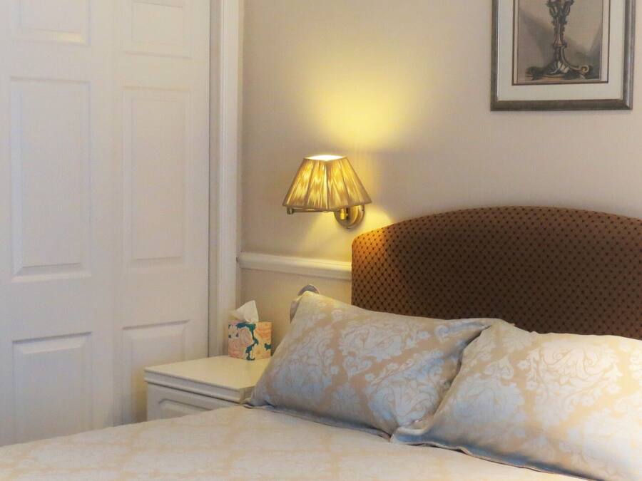 Een bureau, een laptopwerkplek, geluiddichte muren