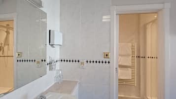 Triple Room | Bathroom | Shower, free toiletries, hair dryer, towels