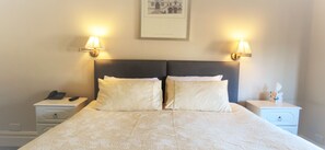 Desk, laptop workspace, soundproofing, iron/ironing board - Hunters Lodge (Southampton)