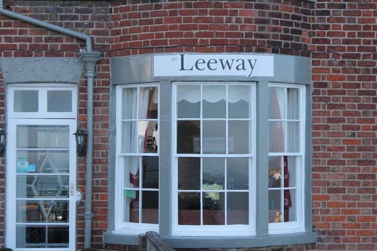 Um prédio de esquina com uma placa que diz "The Leeway".