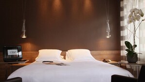A hotel room with a large bed, two bedside tables, a TV, and a potted plant. - Citiz Hotel (Toulouse)