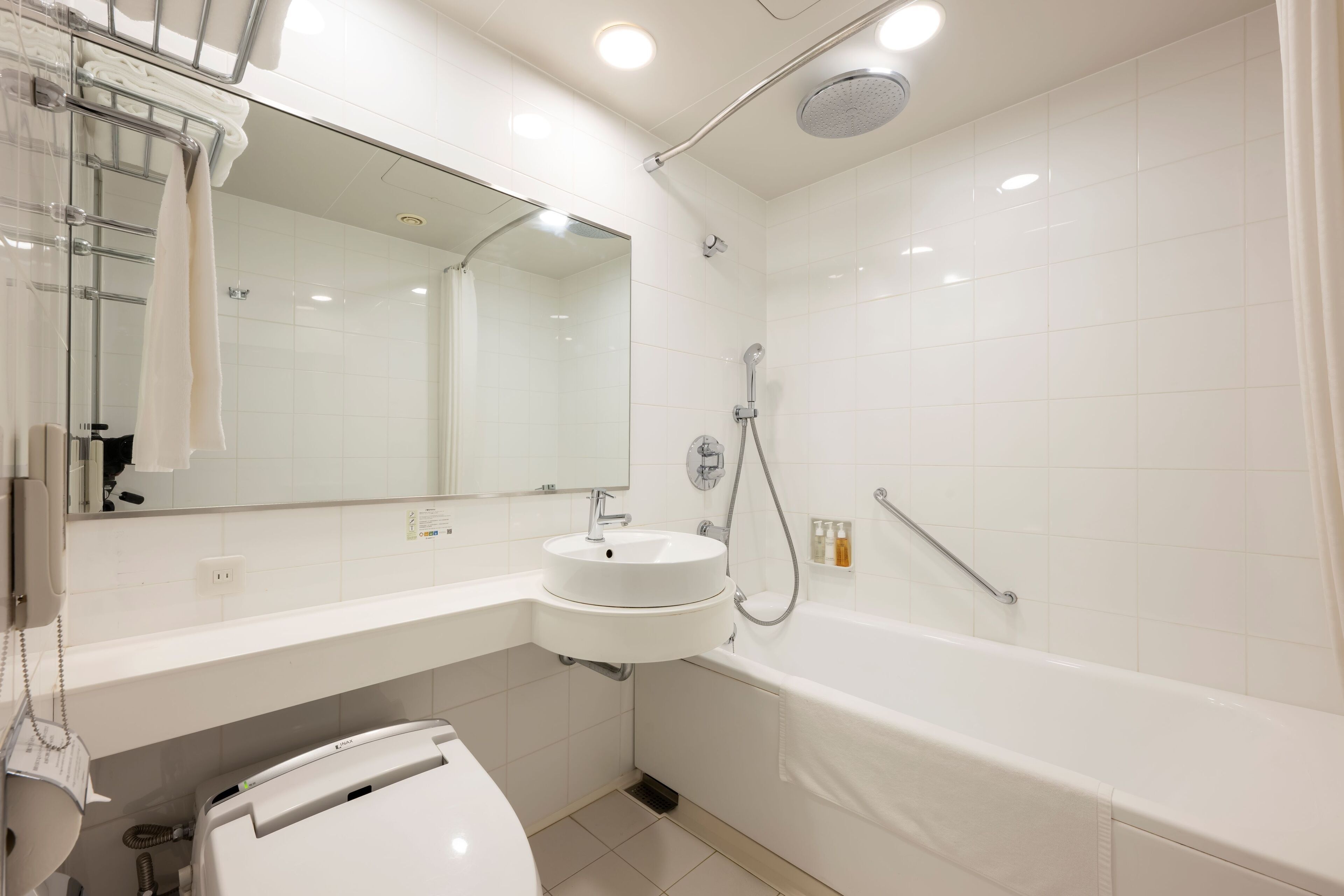 twin room - non-smoking | bathroom | eco-friendly toiletries, hair dryer, slippers, electronic bidet