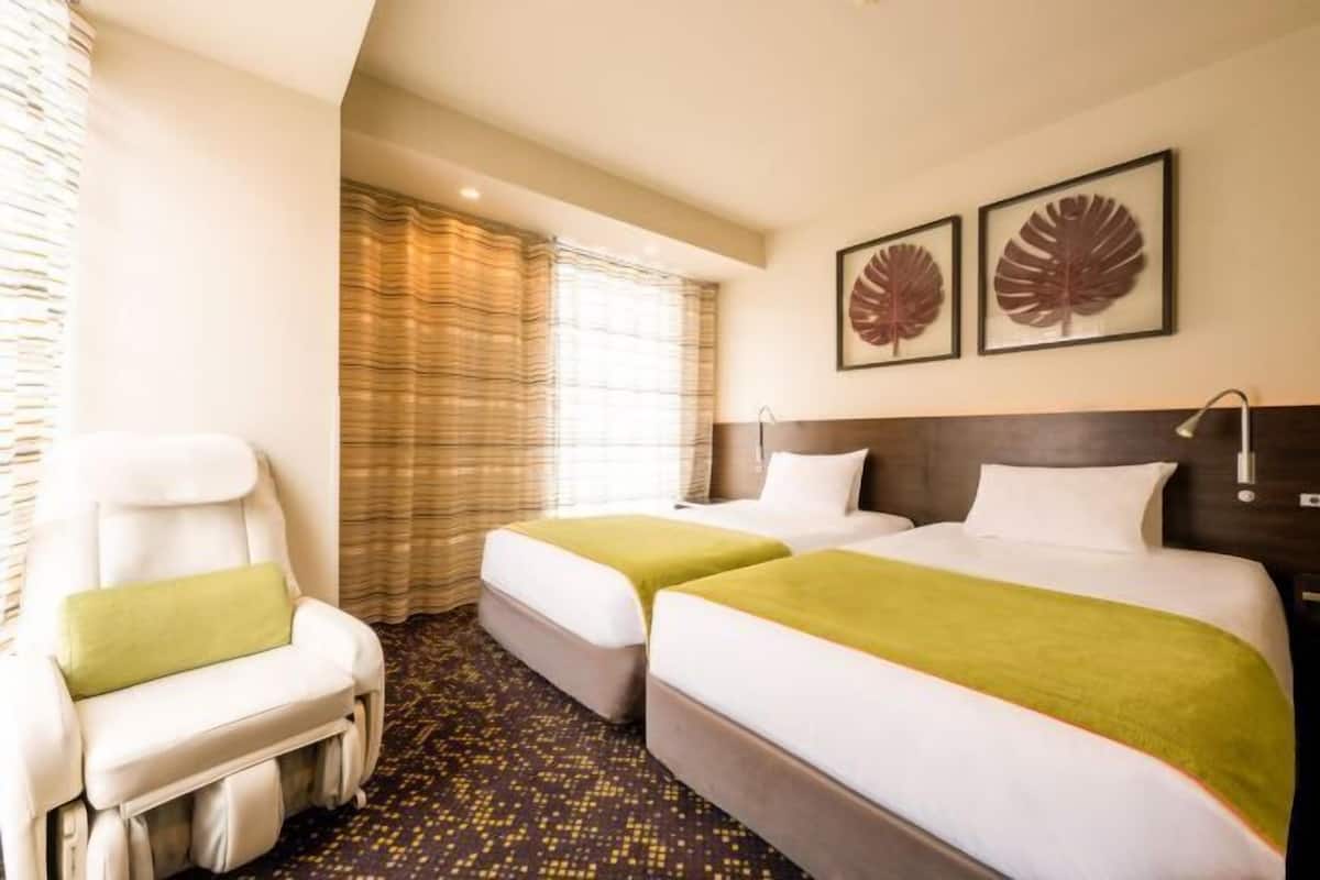 In-room safe, desk, WiFi (free), bed sheets