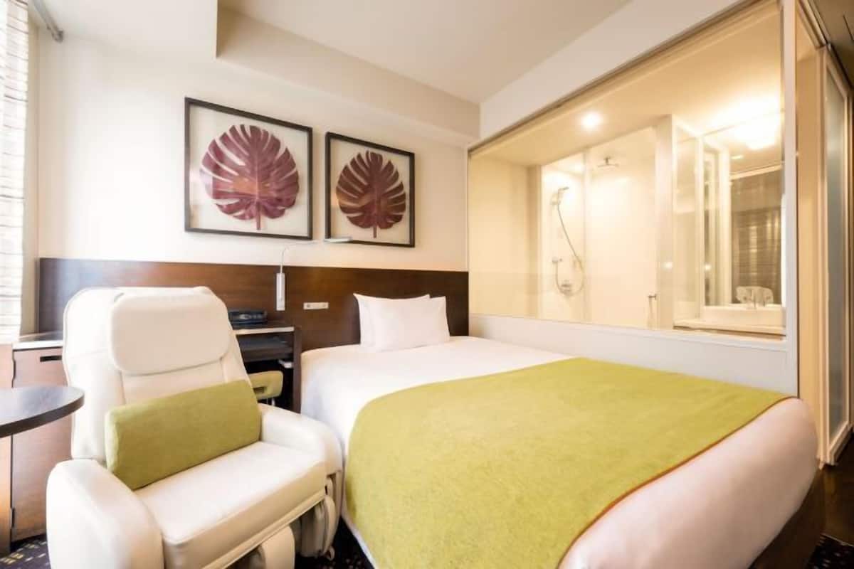 In-room safe, desk, WiFi (free), bed sheets