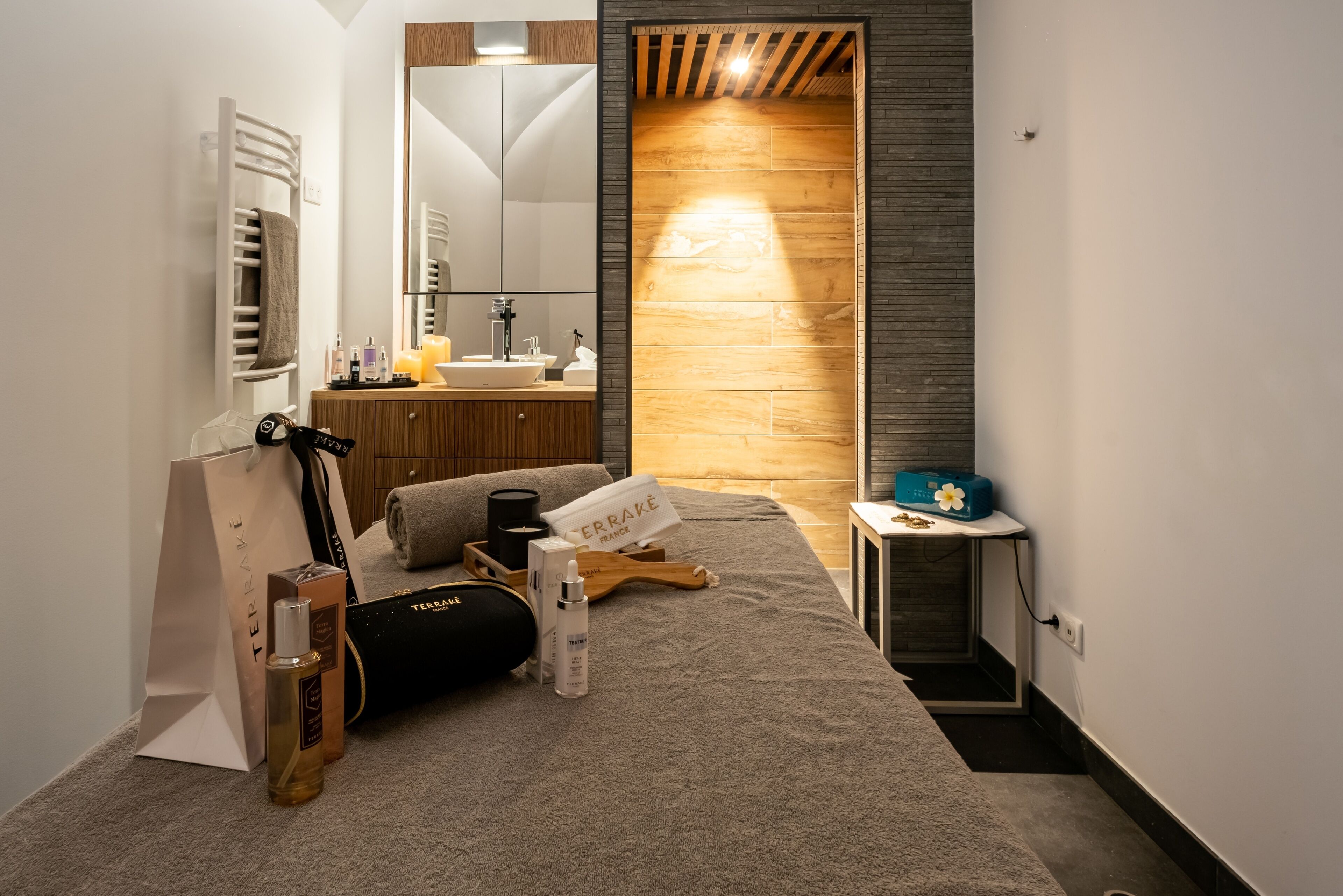 sauna, hot tub, steam room, turkish bath/hammam, body treatments