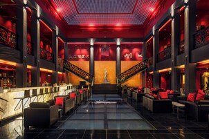 Cocktail bar, pool views, open daily