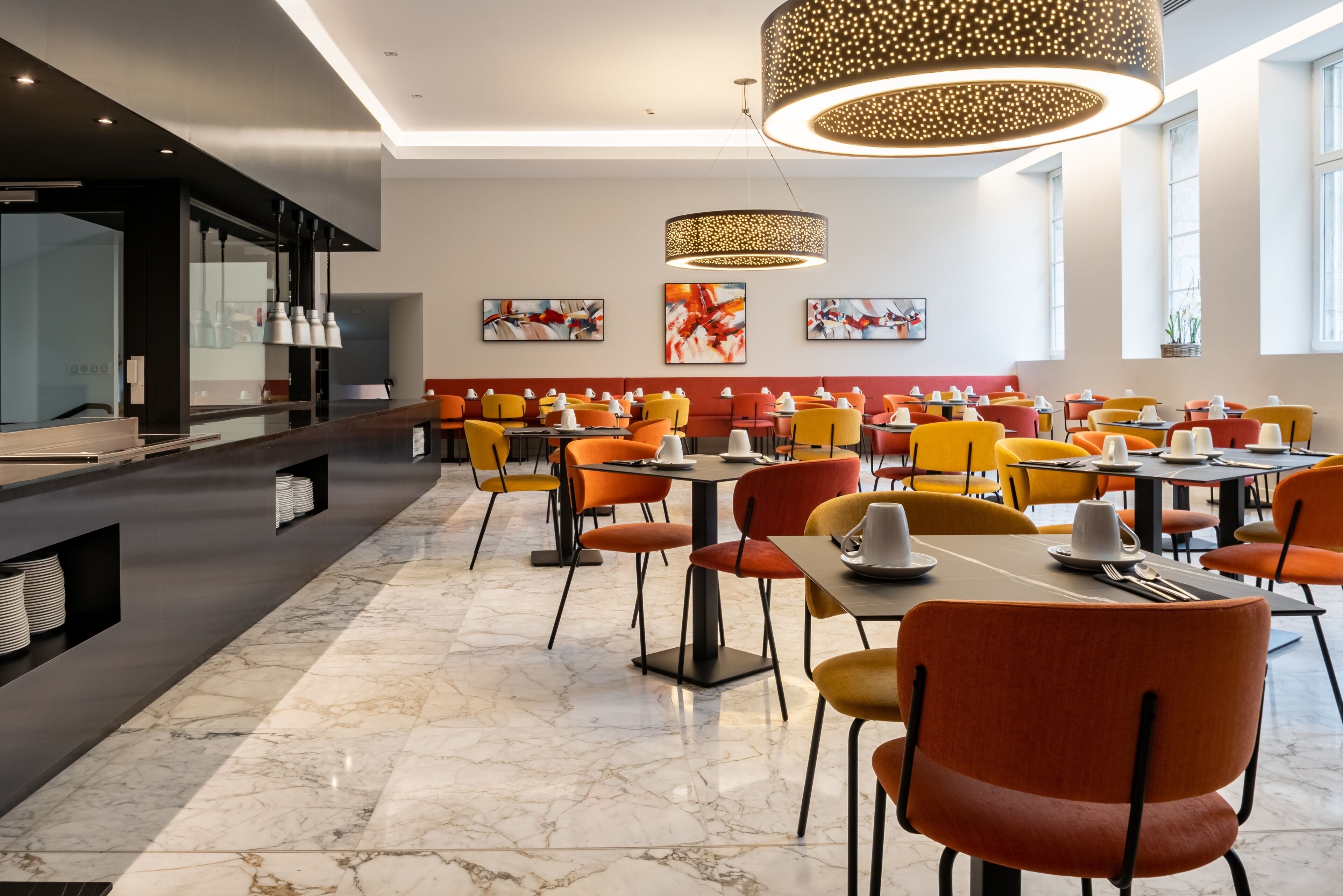 Petit déjeuner buffet (28.00 EUR par personne)