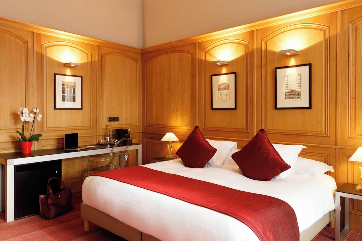 Minibar, in-room safe, individually decorated, individually furnished