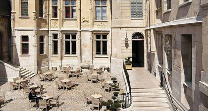 Hotel de Bourgtheroulde, Autograph Collection