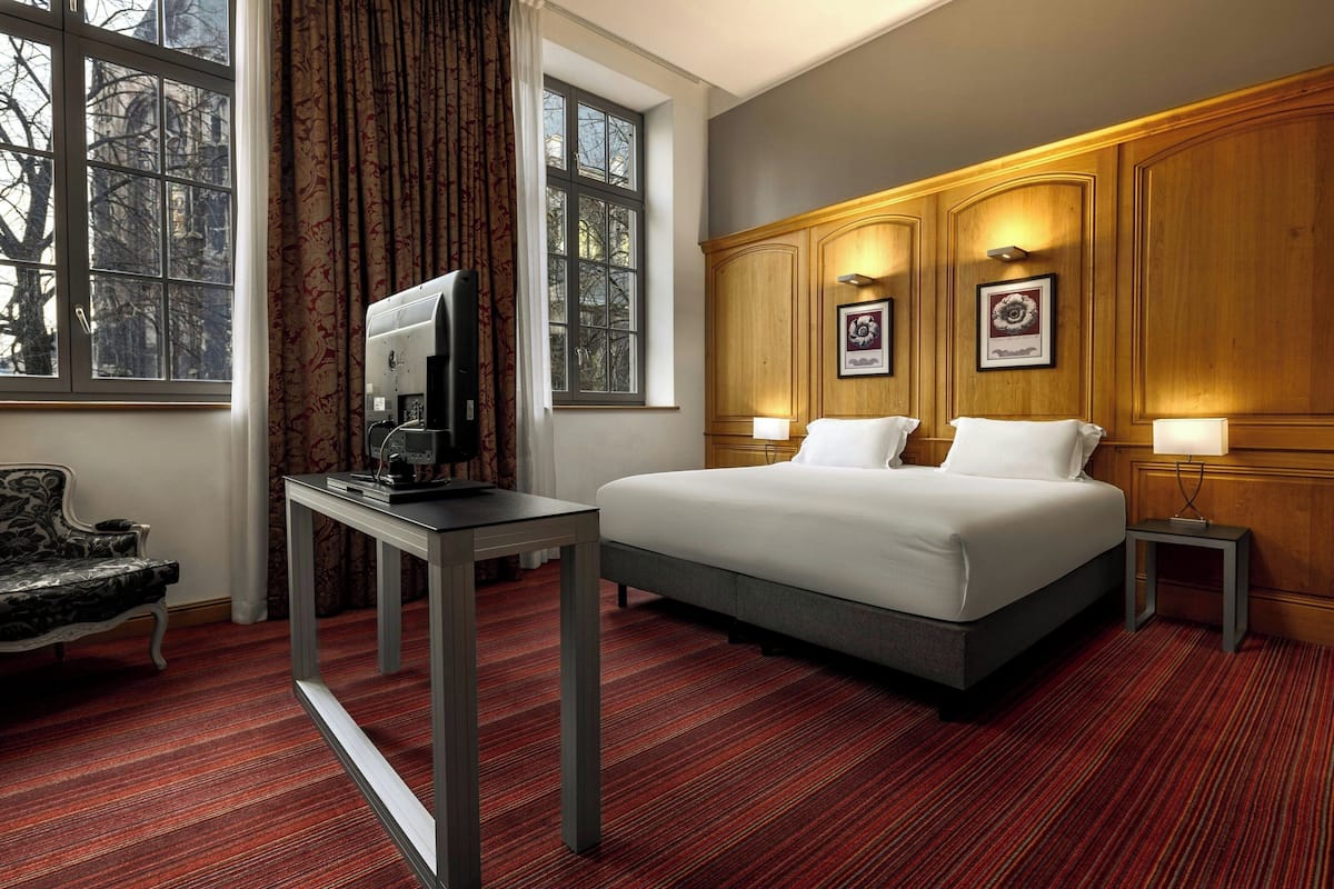 Minibar, in-room safe, individually decorated, individually furnished