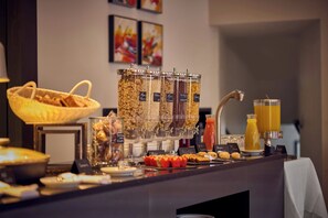 Se ofrece un desayuno bufé todos los días (por un coste adicional)
