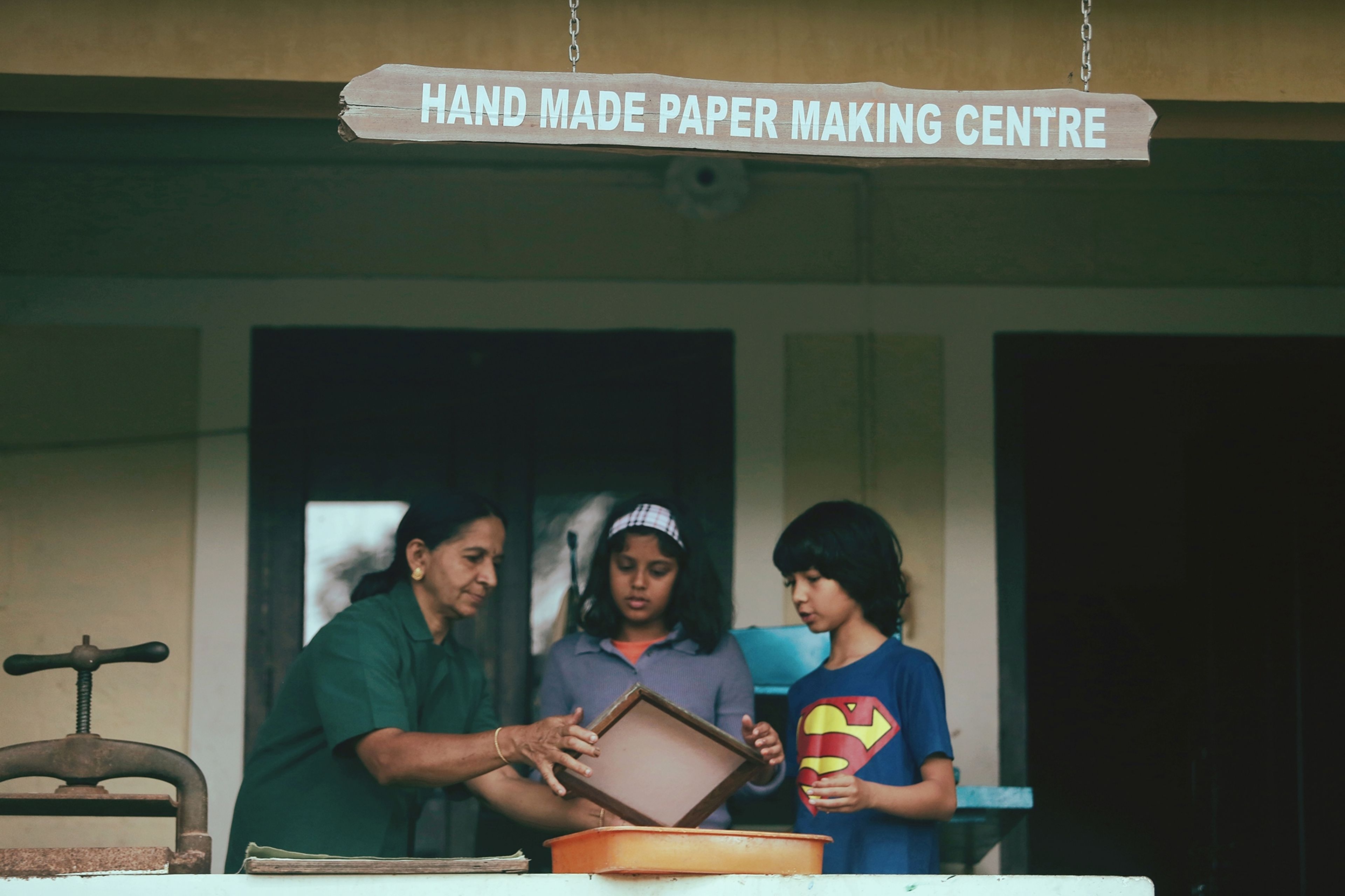 Un centro artesanal de elaboración de papel con un cartel arriba.