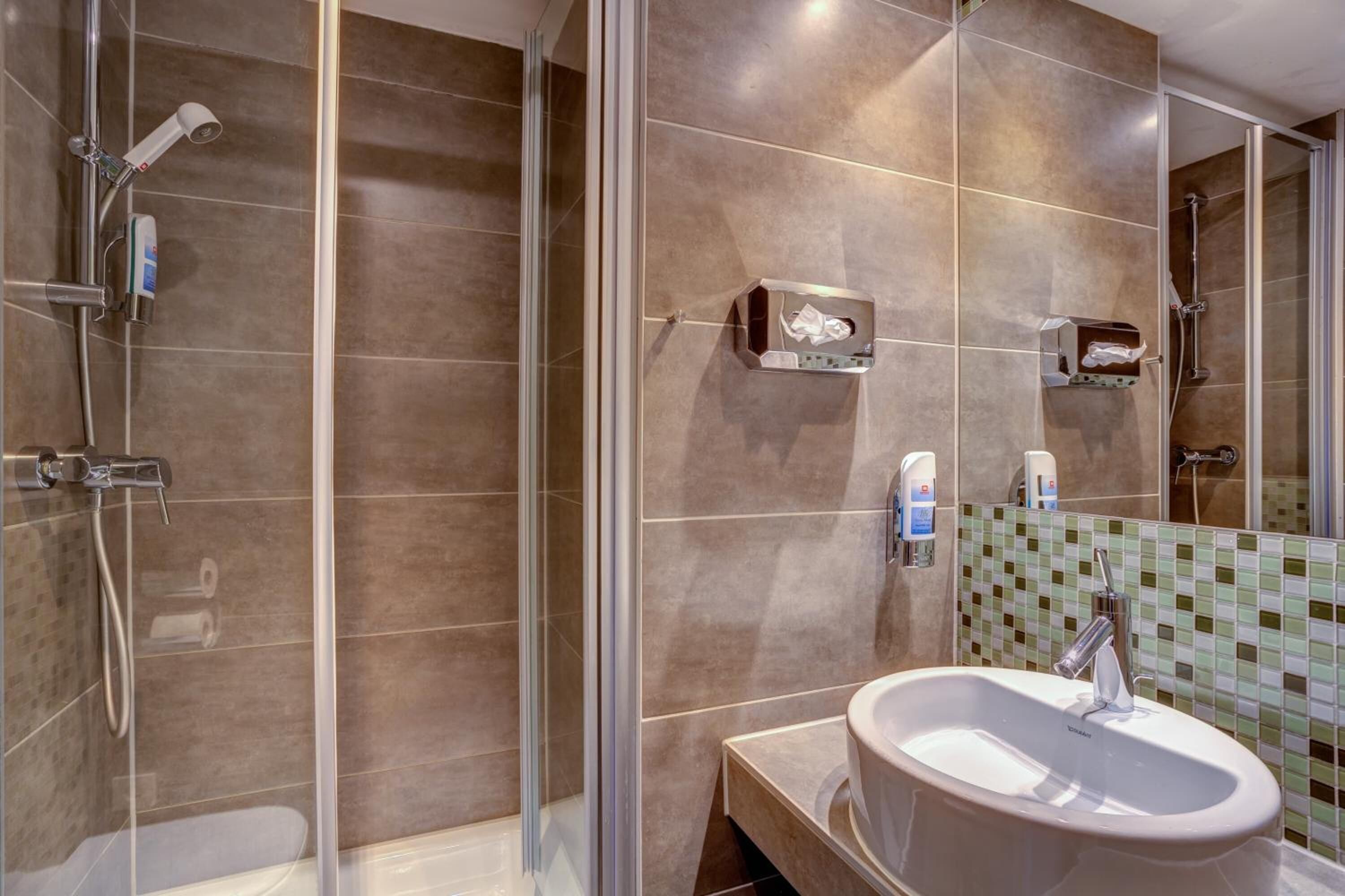 Douche, articles de toilette gratuits, sèche-cheveux
