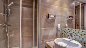 Douche, articles de toilette gratuits, sèche-cheveux