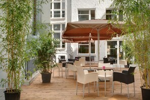 Outdoor dining - Meininger Hotel Berlin Mitte Humboldthaus (Berlin)