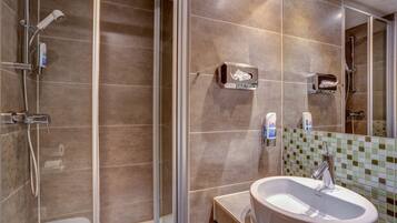 Dusche, kostenlose Toilettenartikel, Haartrockner, HandtĂŒcher