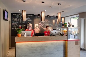 Lobby - Meininger Hotel Berlin Mitte Humboldthaus (Berlin)