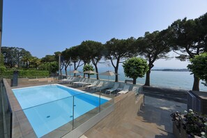 Piscine extérieure (ouverte en saison), parasols de plage