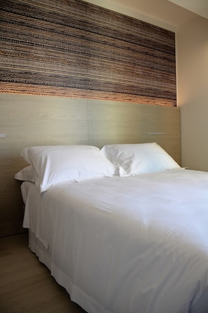 Habitación con 1 cama doble o 2 individuales | Minibar, caja fuerte, escritorio y espacio para trabajar con un portátil