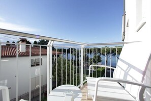 Habitación con 1 cama doble o 2 individuales, balcón, vistas parciales al lago | Vistas del balcón