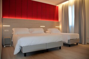 Minibar, in-room safe, desk, laptop workspace - Hotel San Marco (Peschiera del Garda)