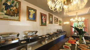 Un bufé con diferentes opciones de comida y una araña de cristal.