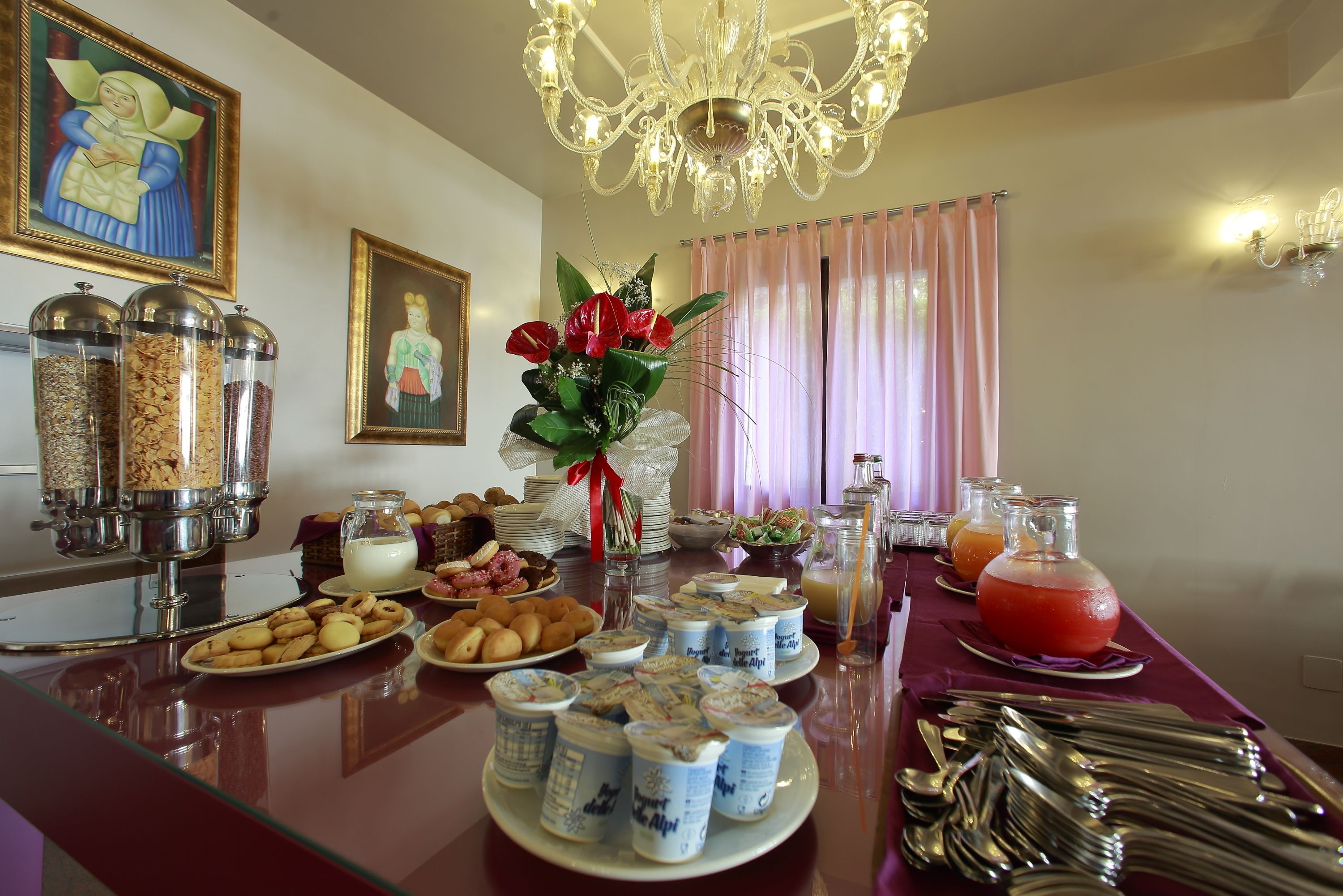 Un buffet de petit-déjeuner proposant une variété d’aliments, notamment des viennoiseries, des fruits et des boissons.