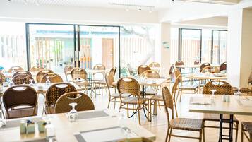 Breakfast, lunch, dinner served; international cuisine