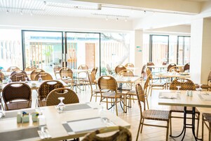 Breakfast, lunch, dinner served; international cuisine 