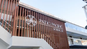 Un edificio de diseño moderno con un cartel llamativo que dice "Patio Pacific Boracay".