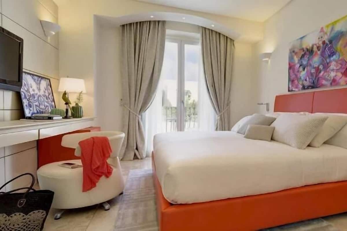 1 bedroom, premium bedding, minibar, in-room safe