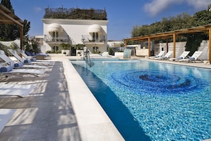 Piscine extérieure (ouverte en saison), chaises longues