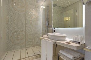 Bathroom | Shower, rainfall showerhead, designer toiletries, hair dryer - Hotel Villa Blu Capri (Anacapri)