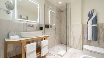 Een douche, een regendouche, designer toiletartikelen, een haardroger