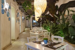 Petit déjeuner, déjeuner et dîner servis sur place