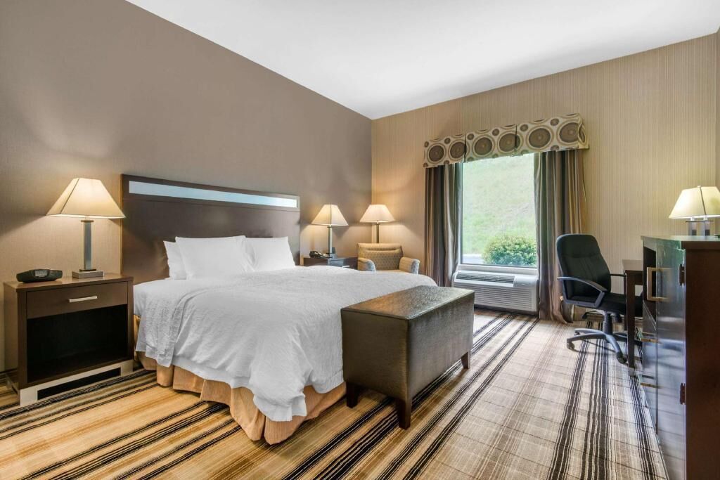 Laptop workspace, blackout drapes, iron/ironing board, free WiFi