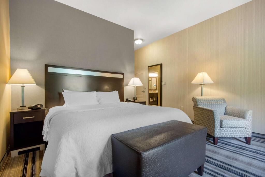 Laptop workspace, blackout drapes, iron/ironing board, free WiFi