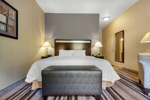 Escritorio, espacio para trabajar con laptop y cortinas blackout 