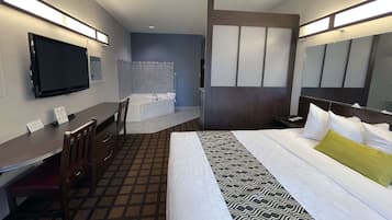 Suite estudio Deluxe, 1 cama King size, para no fumadores | Caja de seguridad en la habitación y escritorio