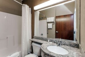 Bañera con ducha, bañera profunda, artículos de tocador gratuitos