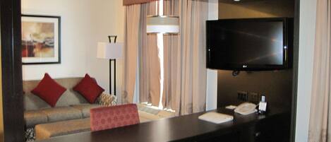 Studio, One King Bed | Hypo-allergenic bedding, Select Comfort beds, in-room safe