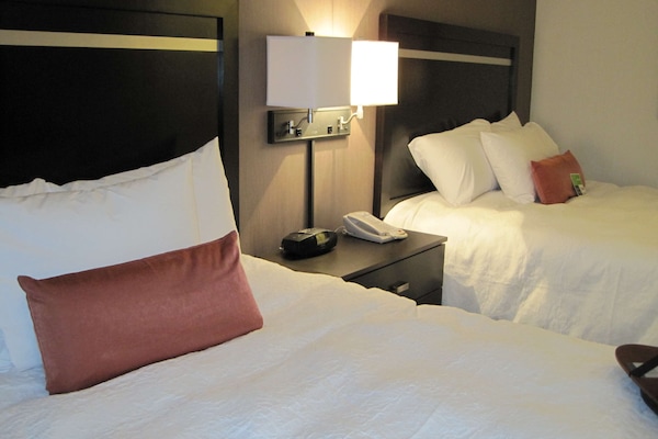 Duas camas Queen | Roupas de cama antialérgicas, camas Select Comfort, cofres nos quartos