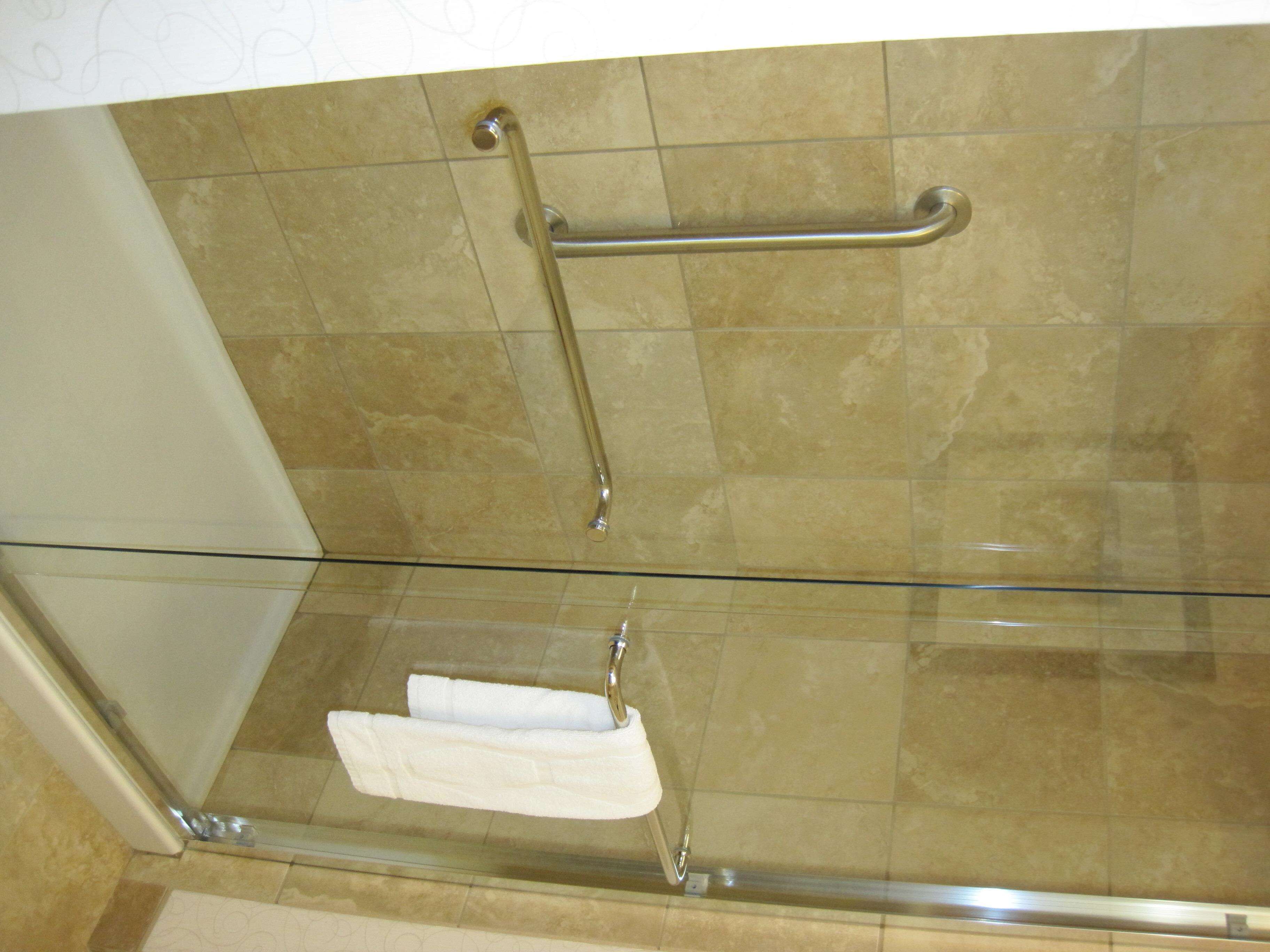 combined shower/bathtub, free toiletries, hair dryer, towels