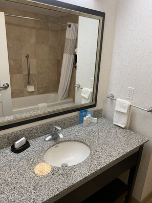 1 très grand lit king-size, Accessible aux personnes à mobilité réduite | Salle de bain | Ensemble douche/baignoire, articles de toilette gratuits, sèche-cheveux